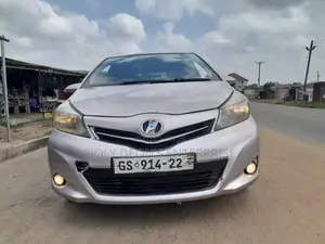 Toyota Vitz 1.3 FWD 5dr 2012 Silver