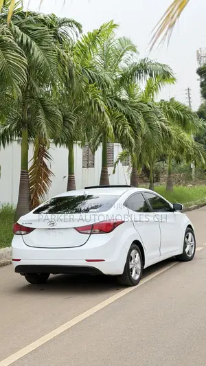 Hyundai Elantra Limited Sedan FWD (1.8L 4cyl 6A) 2016 White