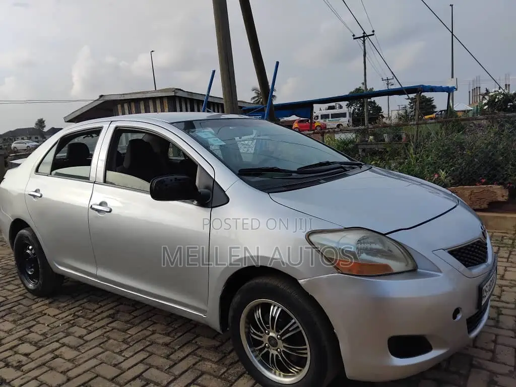 Toyota Yaris Base Sedan 4dr 2010 Silver