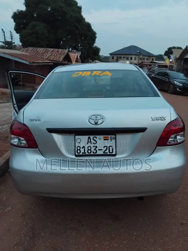 Toyota Yaris Base Sedan 4dr 2010 Silver