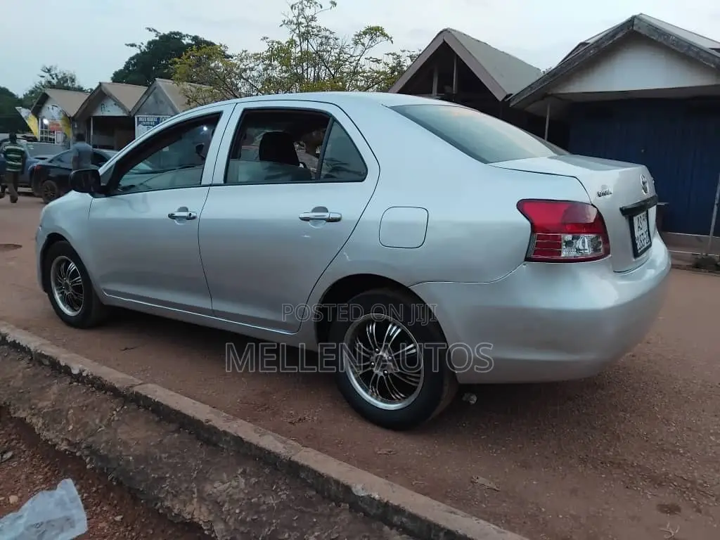 Toyota Yaris Base Sedan 4dr 2010 Silver