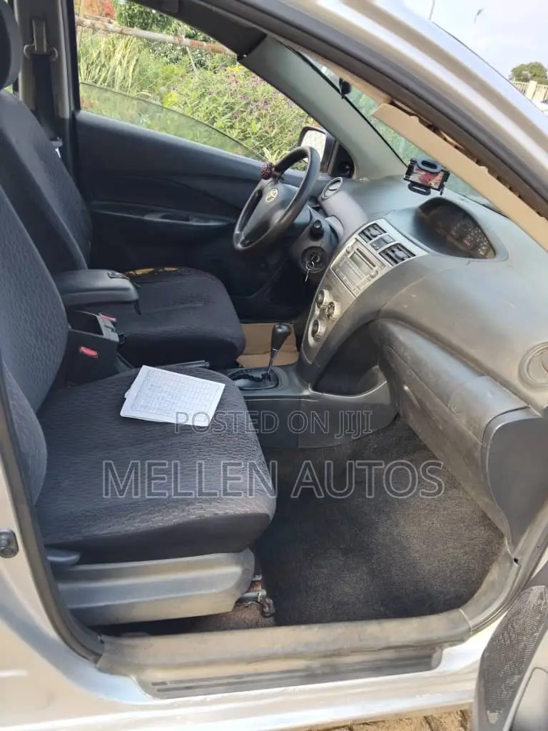 Toyota Yaris Base Sedan 4dr 2010 Silver