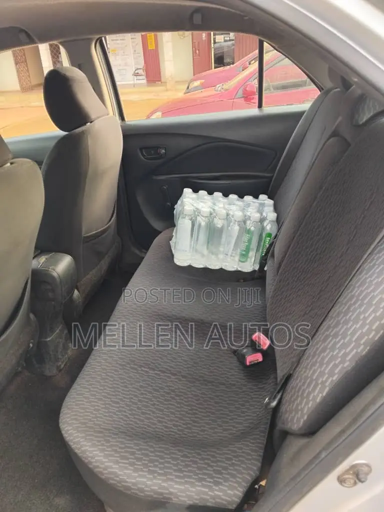 Toyota Yaris Base Sedan 4dr 2010 Silver