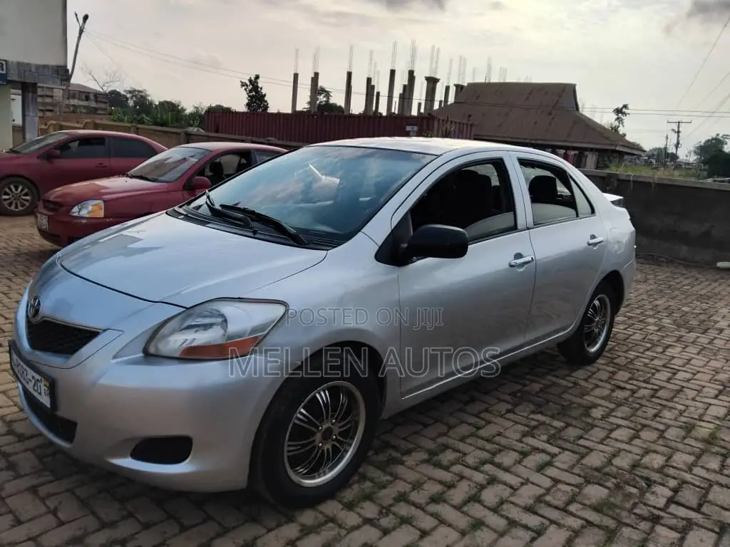 Toyota Yaris Base Sedan 4dr 2010 Silver