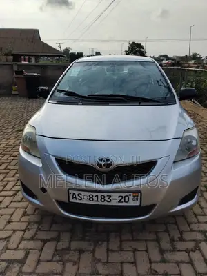 Toyota Yaris Base Sedan 4dr 2010 Silver