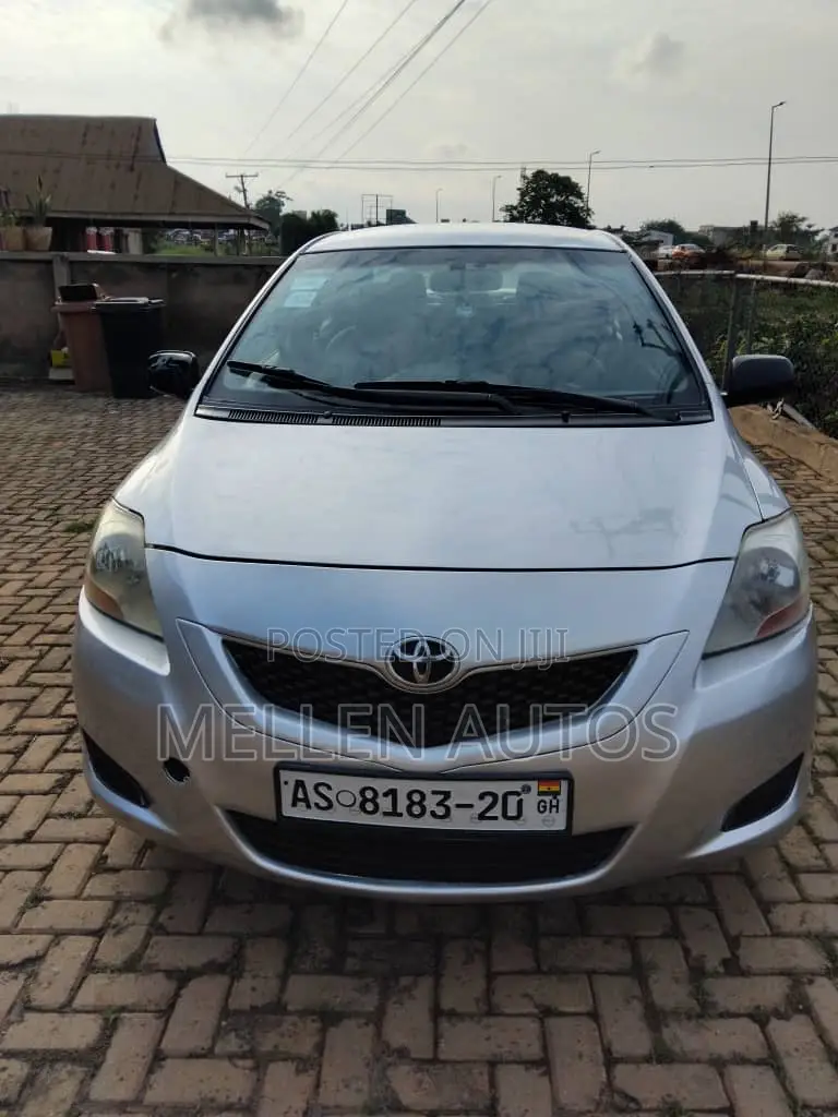 Toyota Yaris Base Sedan 4dr 2010 Silver