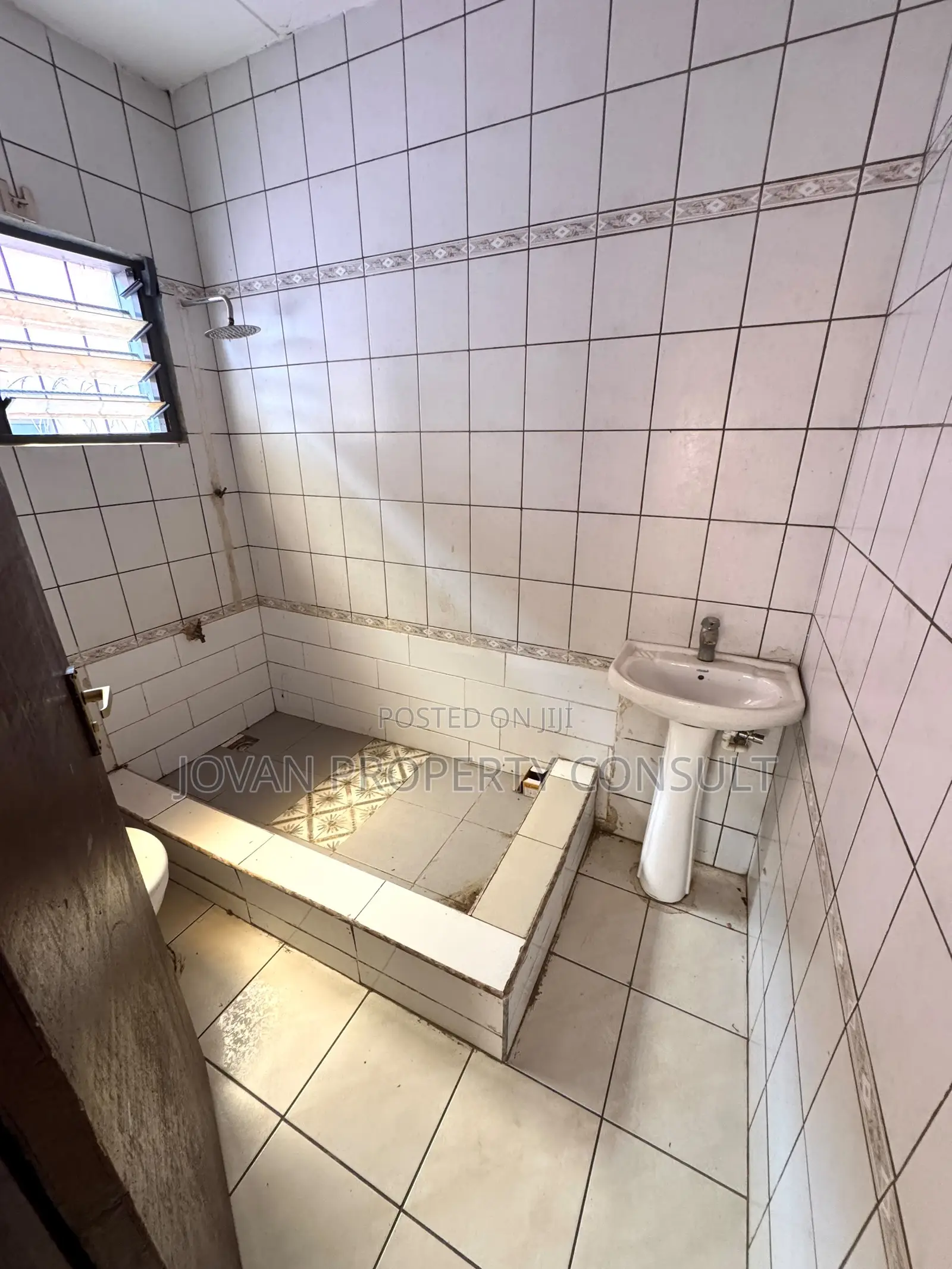 5bdrm House in Achimota Chantan for rent