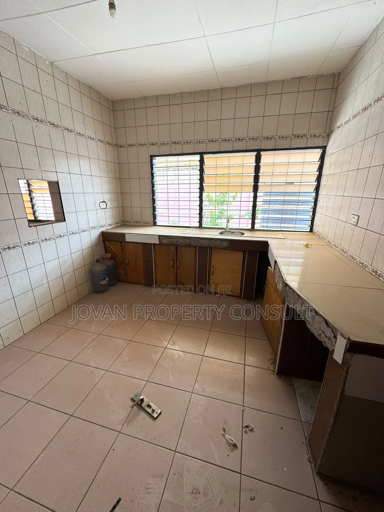 5bdrm House in Achimota Chantan for rent