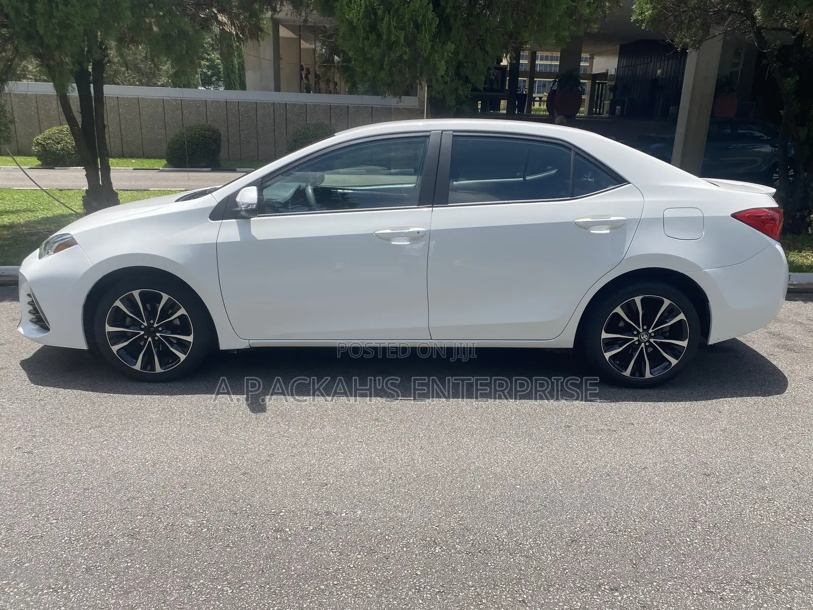 Toyota Corolla SE (1.8L 4cyl 2A) 2019 White