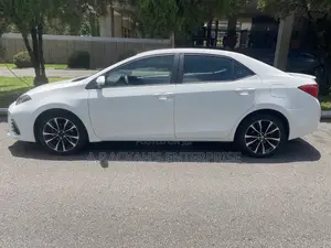 Toyota Corolla SE (1.8L 4cyl 2A) 2019 White