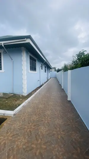 5bdrm House in Sefdard Properties, Amasaman for rent
