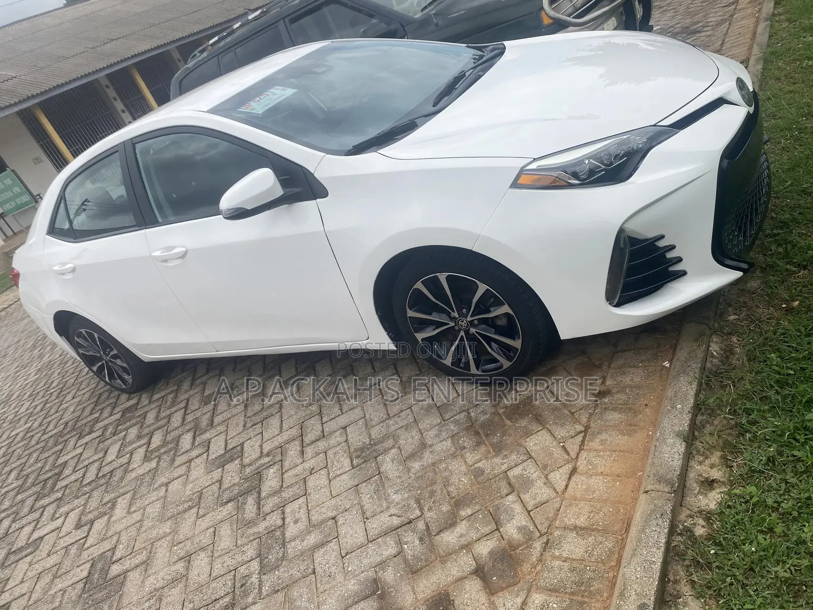 Toyota Corolla SE (1.8L 4cyl 2A) 2019 White