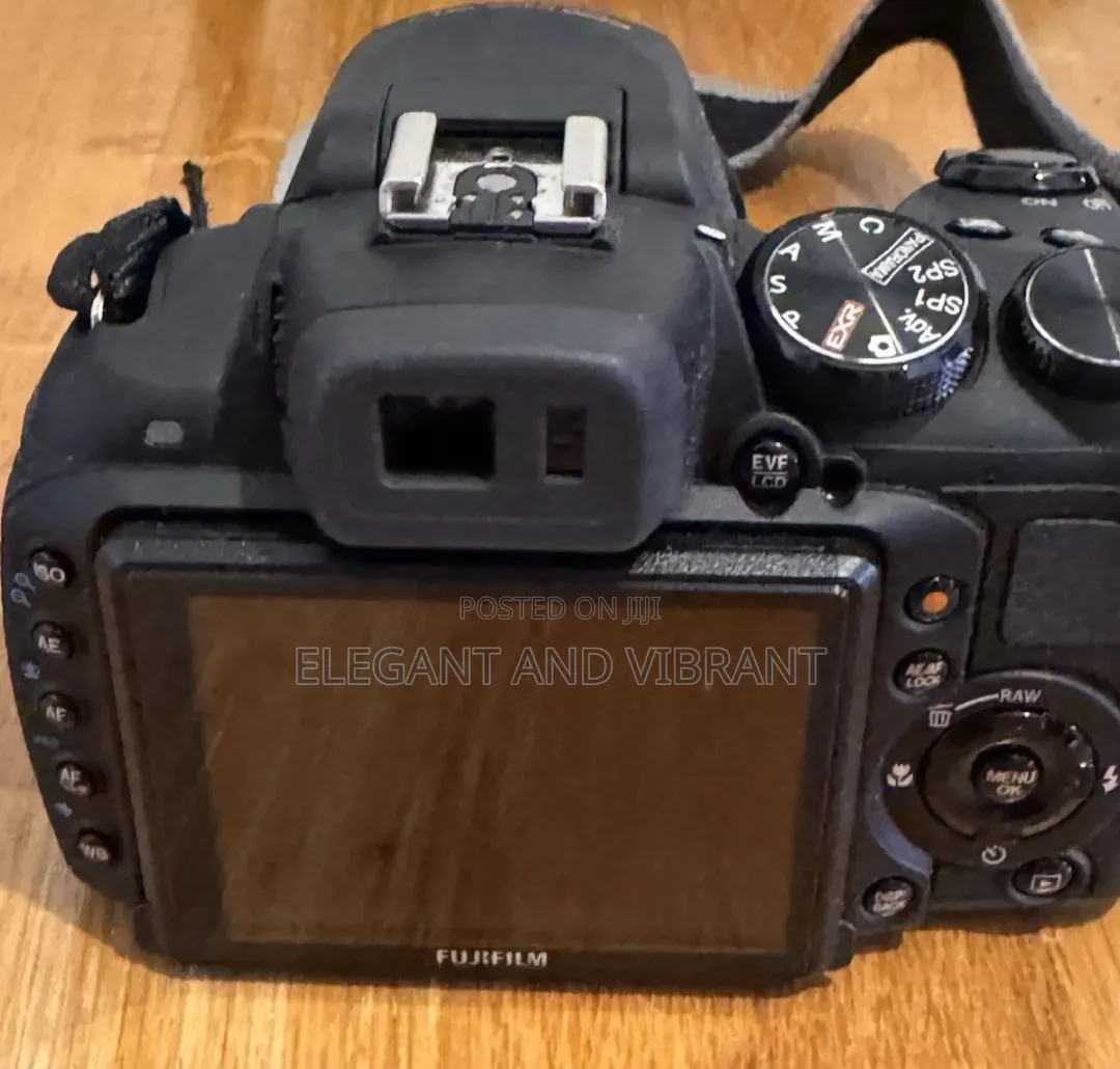 Fujifilm FinePix HS20 EXR 16MP Digital Camera Uses AA Batteries