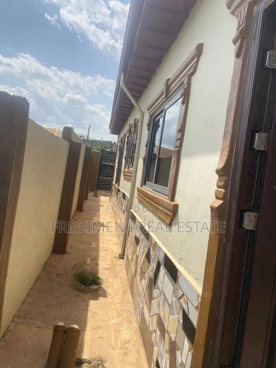 6bdrm House in Fredimens Real, Atwima Kwanwoma for sale