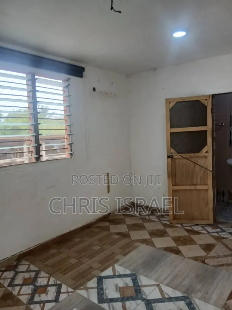 1bdrm Bedsitter in Oyibi Estate, Valley View Area for rent