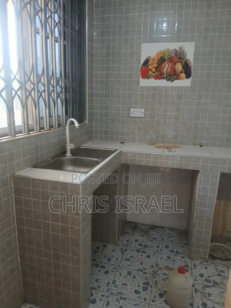1bdrm Bedsitter in Oyibi Estate, Valley View Area for rent