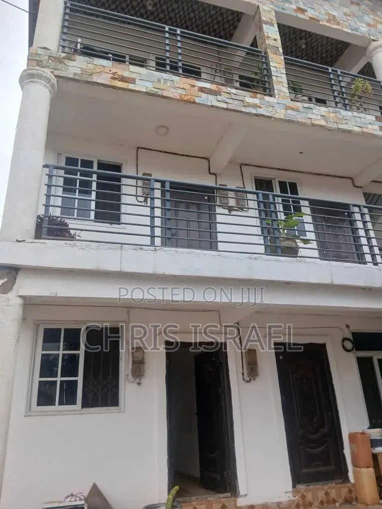 1bdrm Bedsitter in Oyibi Estate, Valley View Area for rent