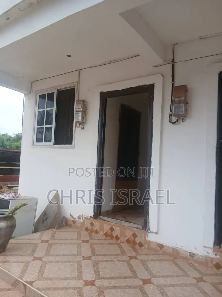 1bdrm Bedsitter in Oyibi Estate, Valley View Area for rent