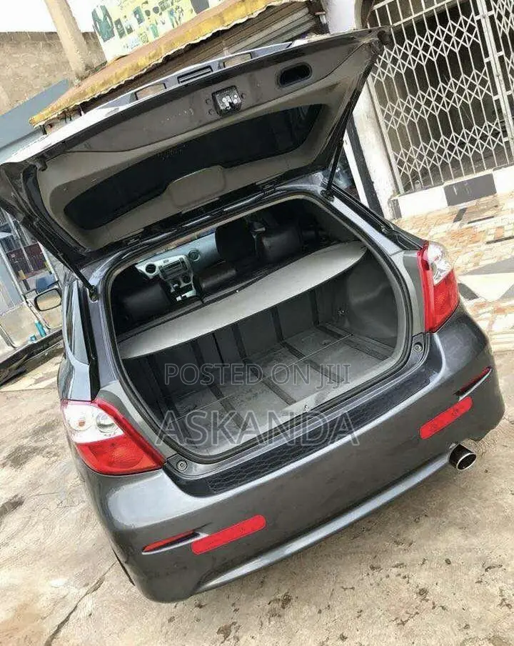 Toyota Matrix Hatchback FWD (1.8L 4cyl 5M) 2009 Gray