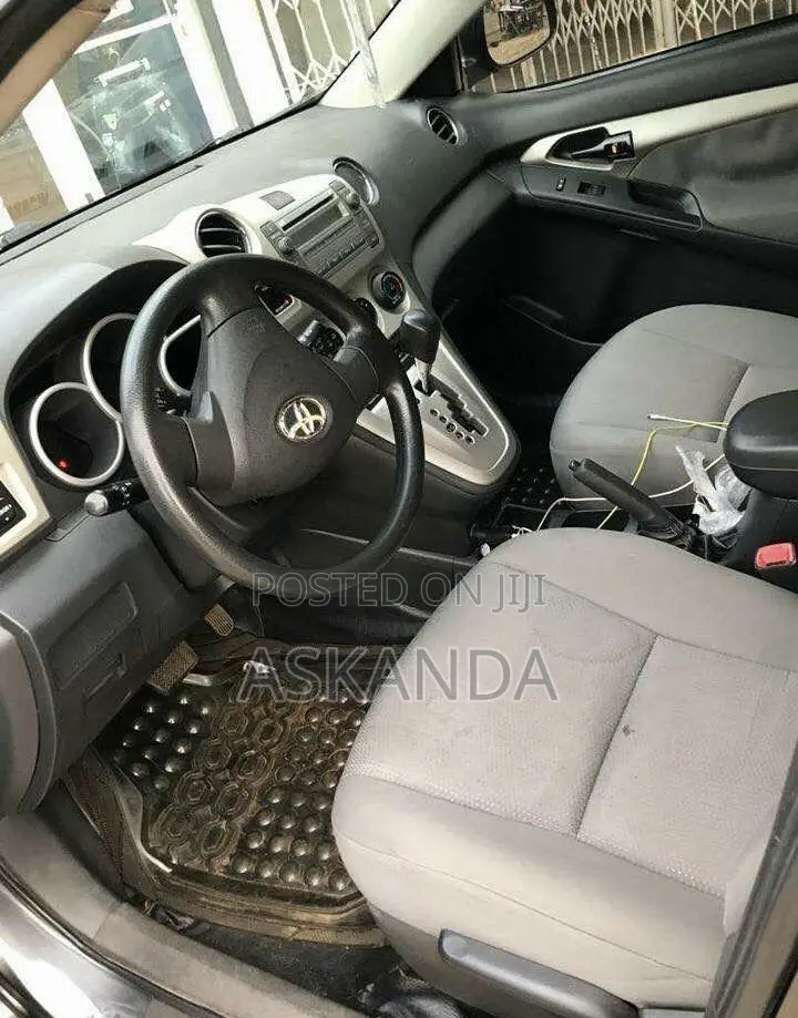 Toyota Matrix Hatchback FWD (1.8L 4cyl 5M) 2009 Gray