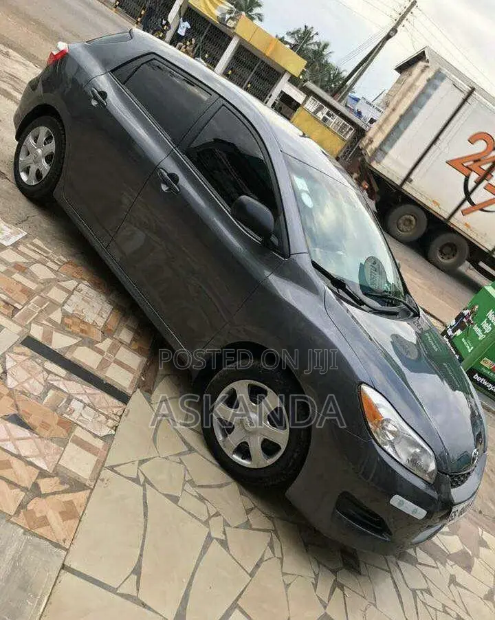 Toyota Matrix Hatchback FWD (1.8L 4cyl 5M) 2009 Gray