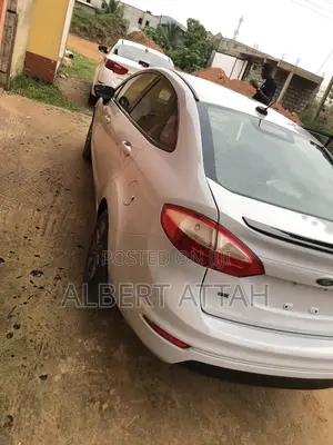 Ford Fiesta SE 4dr Sedan (1.6L 4cyl 5M) 2015 Gray
