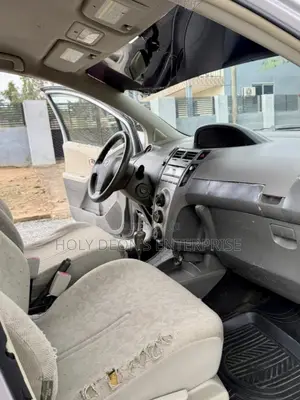 Toyota Vitz 1.0 FWD 5dr 2010 Burgundy