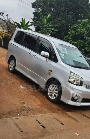 Toyota Voxy 2012 Silver
