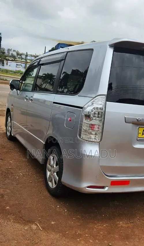 Toyota Voxy 2012 Silver