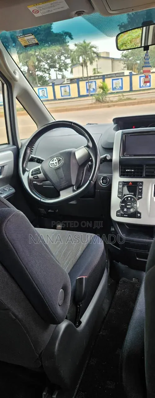 Toyota Voxy 2012 Silver