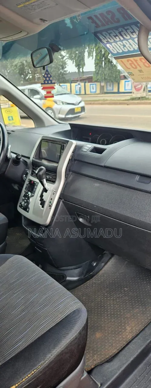 Toyota Voxy 2012 Silver