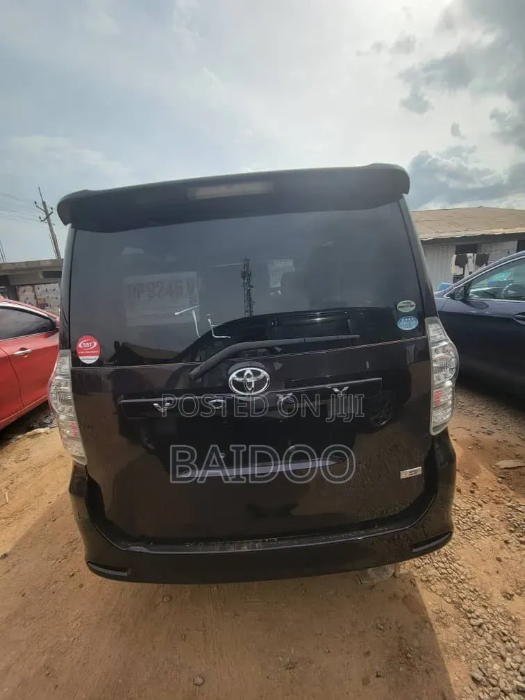 Toyota Voxy 2010 Black