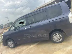 Toyota Voxy 2013