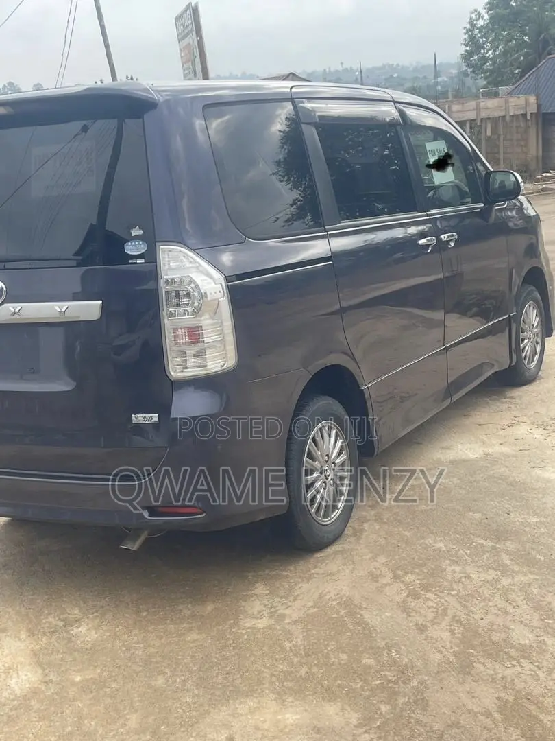 Toyota Voxy 2013