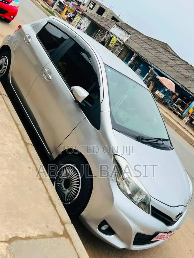 Toyota Vitz 1.3 FWD 5dr 2013 Silver