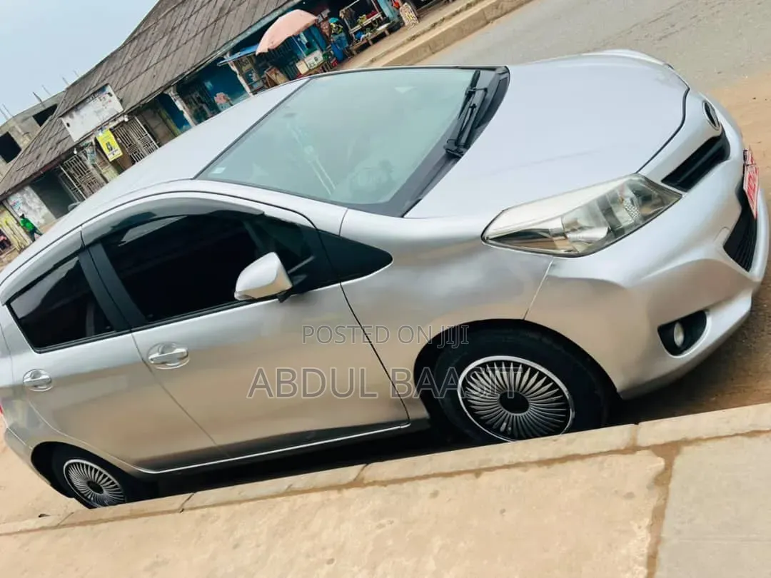 Toyota Vitz 1.3 FWD 5dr 2013 Silver