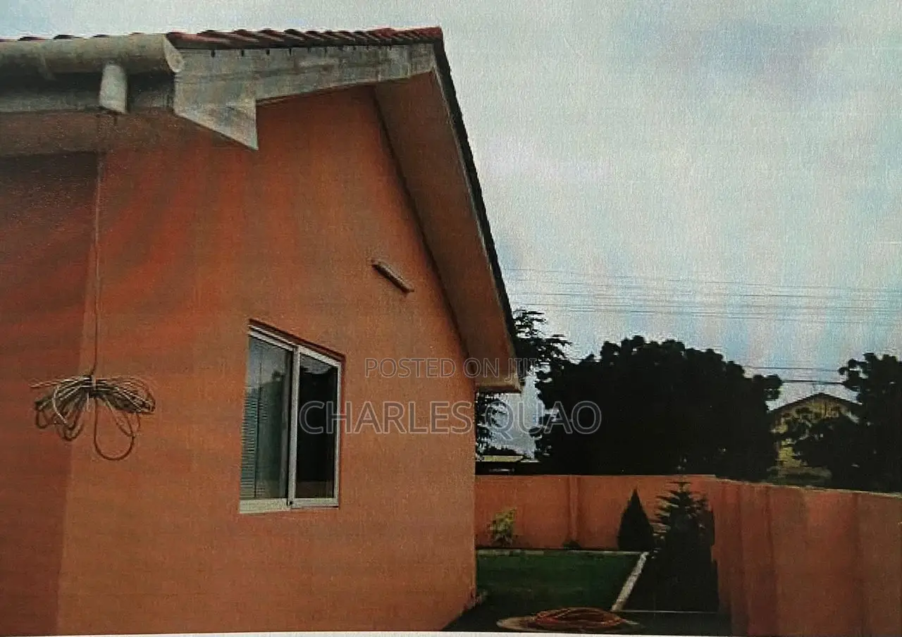 3bdrm House in Low Cost, Effutu Municipal for sale