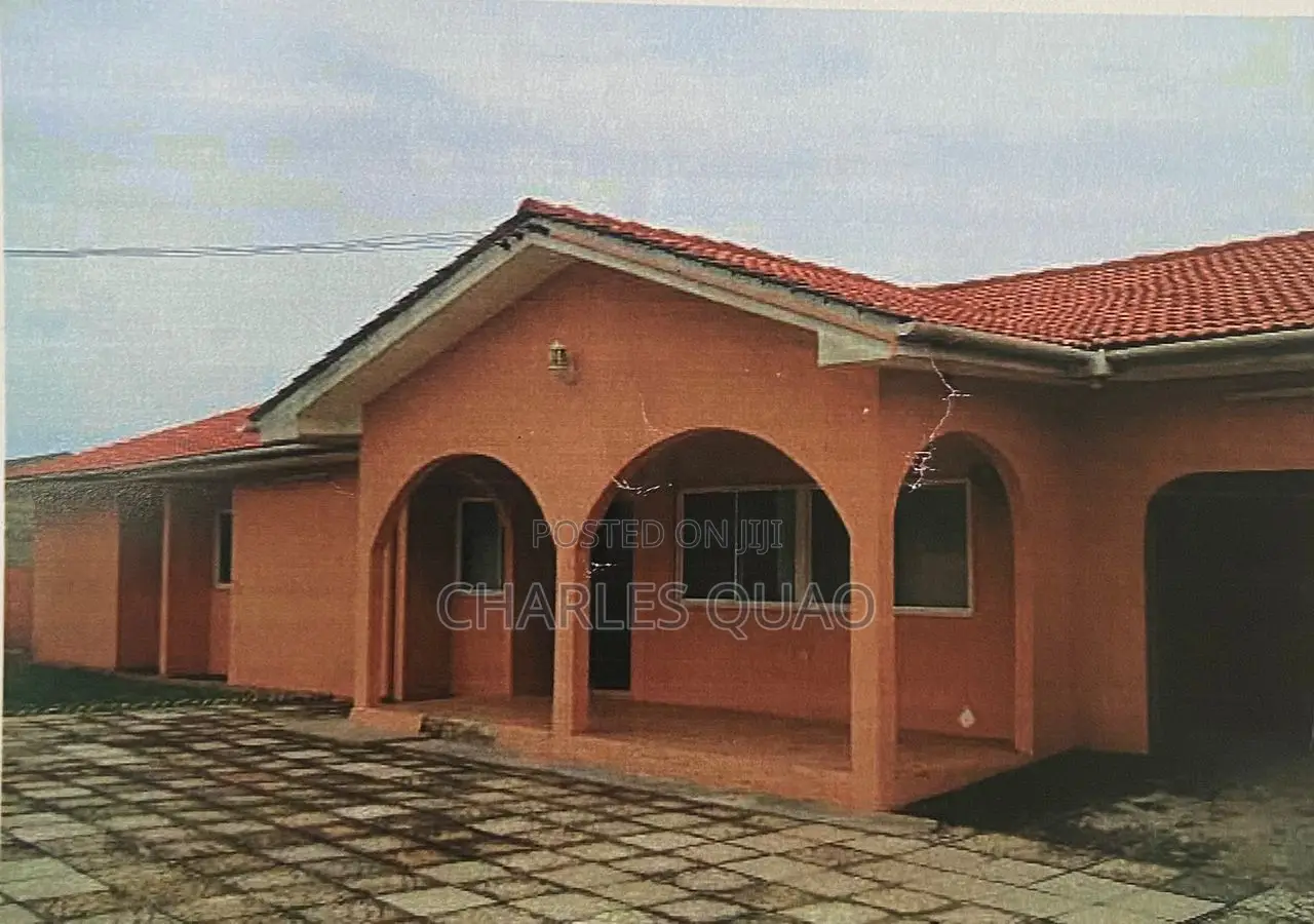 3bdrm House in Low Cost, Effutu Municipal for sale