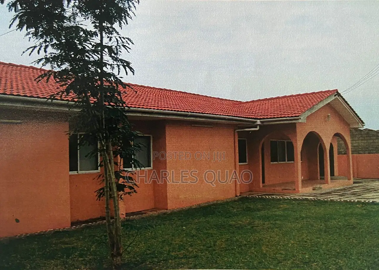 3bdrm House in Low Cost, Effutu Municipal for sale