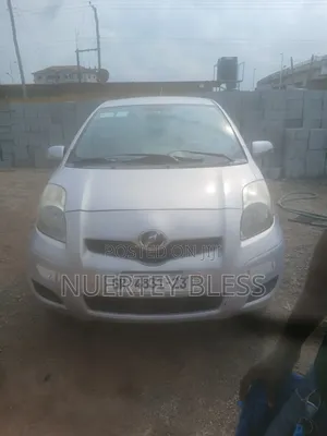Toyota Vitz 2010 Silver