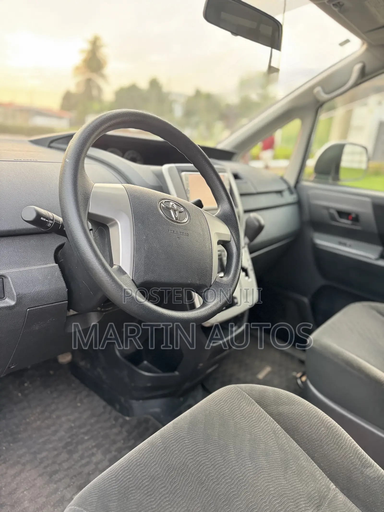 Toyota Voxy V 2WD 8-Seater 2013 Silver