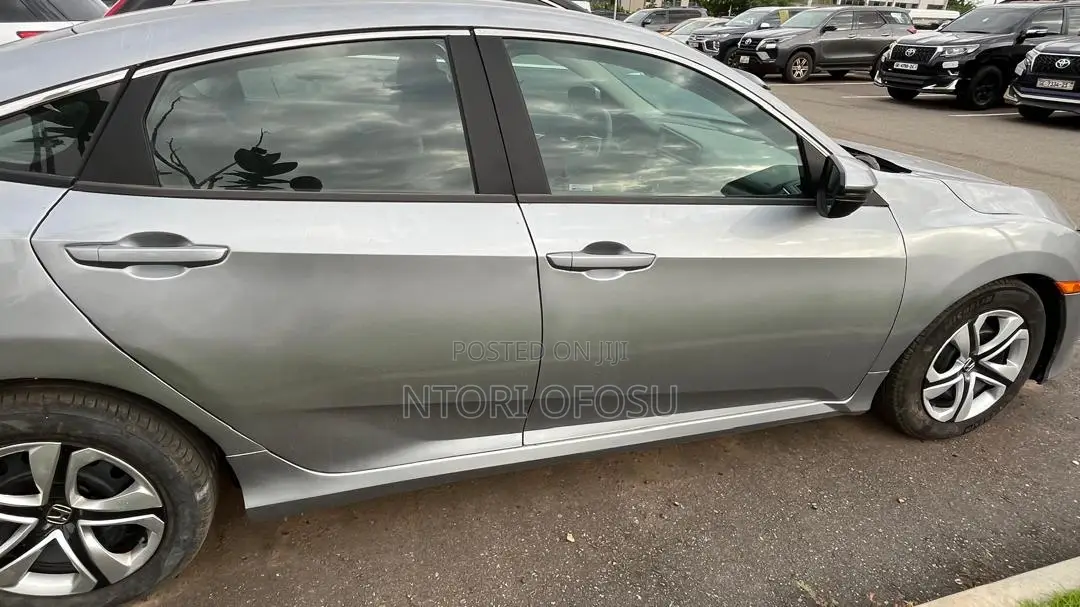 Honda Civic EX 4dr Hatchback (1.5L 4cyl) 2017 Gray