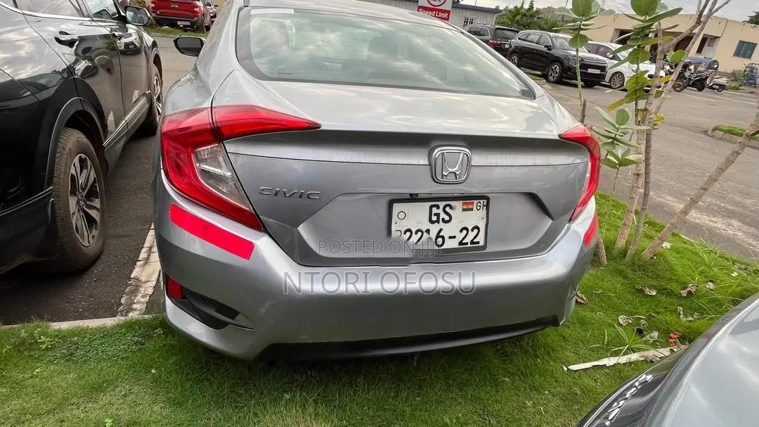 Honda Civic EX 4dr Hatchback (1.5L 4cyl) 2017 Gray