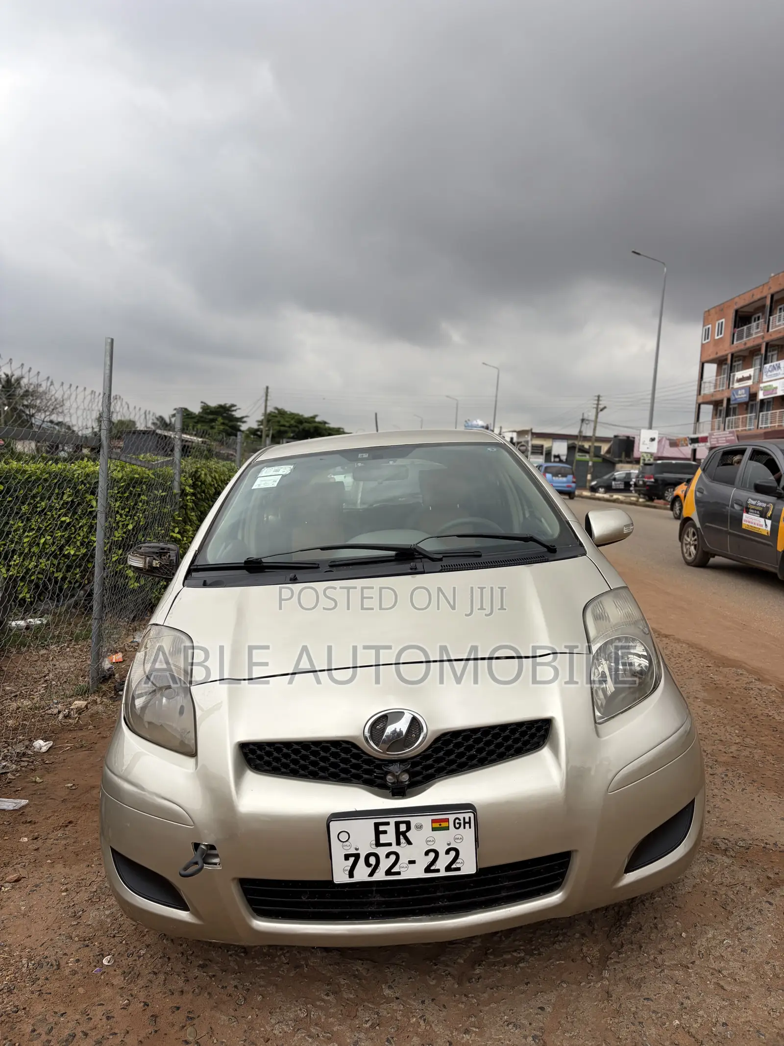 Toyota Vitz 1.3 AWD 3dr 2010 Gold