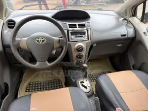 Toyota Vitz 1.3 AWD 3dr 2010 Gold
