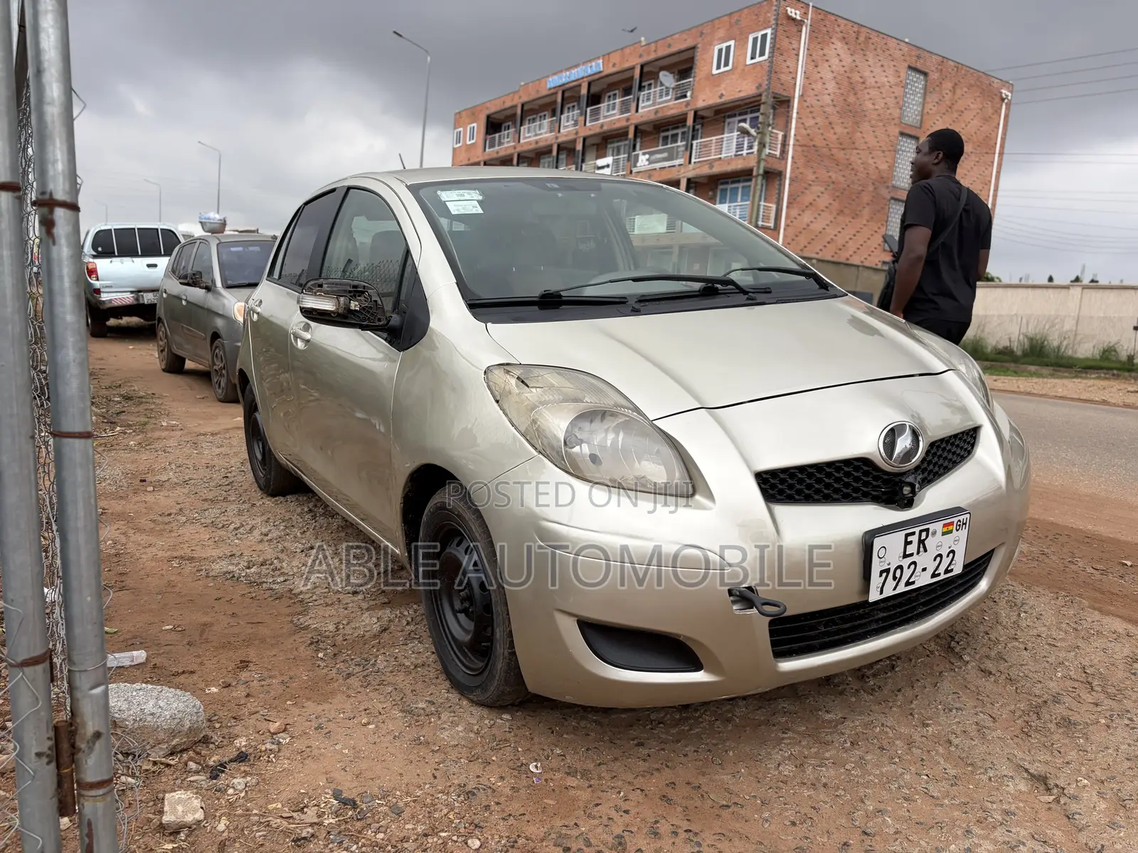 Toyota Vitz 1.3 AWD 3dr 2010 Gold