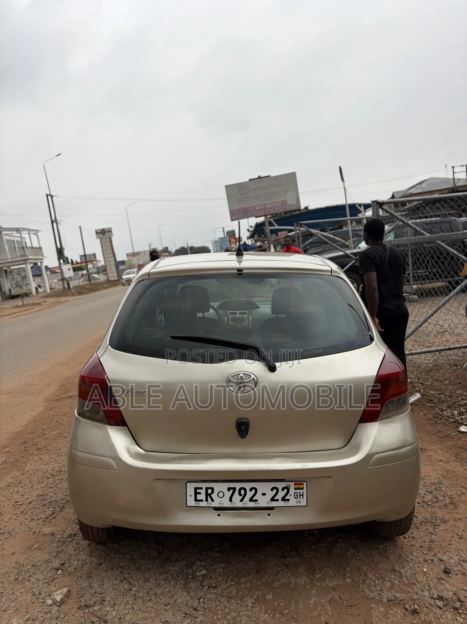 Toyota Vitz 1.3 AWD 3dr 2010 Gold