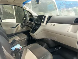 Toyota HiAce 2018 White