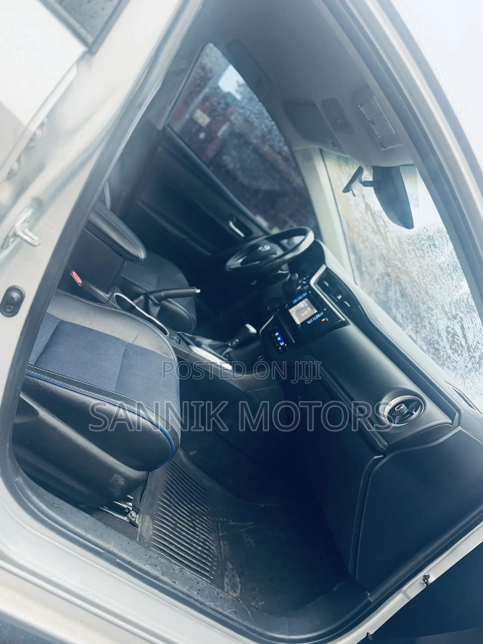 Toyota Corolla SE (1.8L 4cyl 2A) 2018 Silver