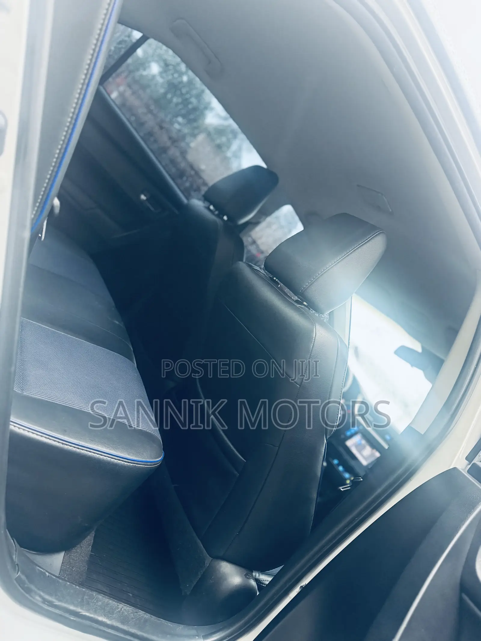 Toyota Corolla SE (1.8L 4cyl 2A) 2018 Silver
